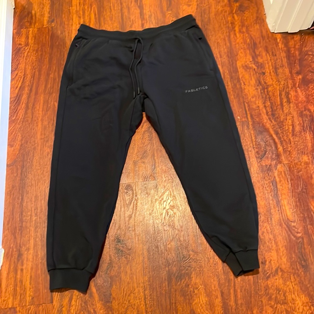 Fabletics court side jogger. Men’s large. Black.